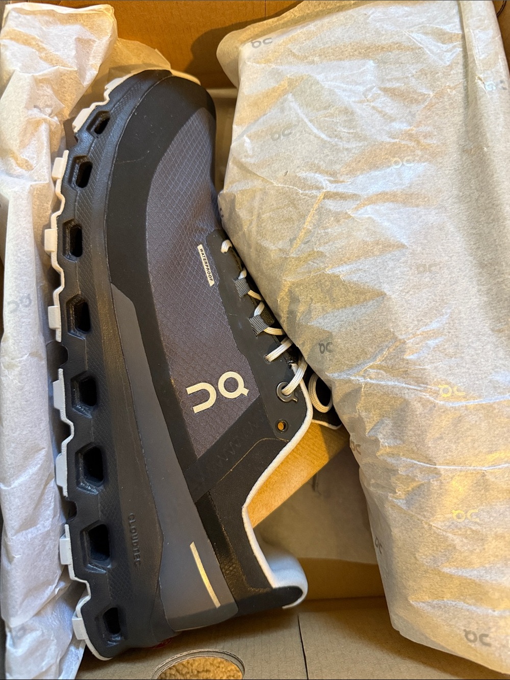 On Cloud Men's Trail Shoe in Black and Grey